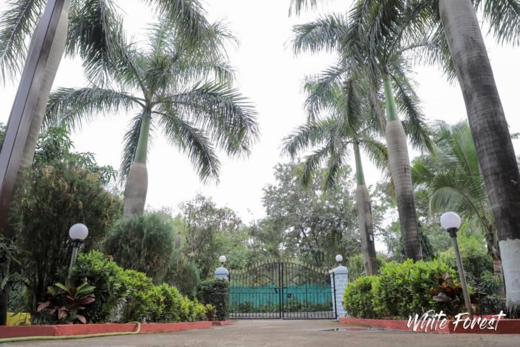 White Forest Farm House At Karjat Villa Buitenkant foto