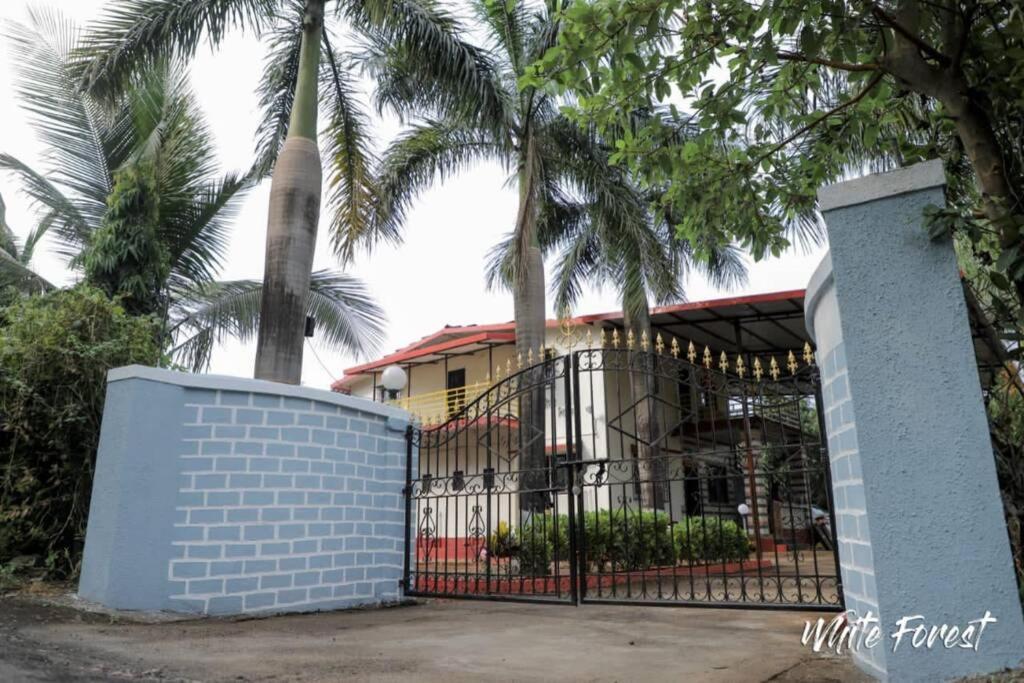 White Forest Farm House At Karjat Villa Buitenkant foto